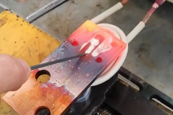 高頻感應(yīng)釬焊機(jī)過流指示燈報(bào)警怎么辦?