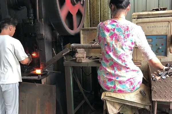 螺紋鋼筋通過超音頻感應加熱設備加熱后沖床鍛壓成螺母坯型