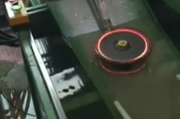 高頻淬火機床,齒輪淬火配合傳送帶水槽,加工效率提高適合批量