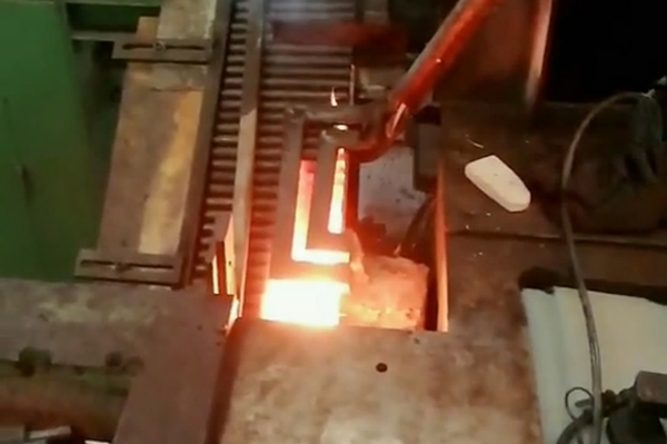 自動(dòng)輸送上料中頻鍛造爐