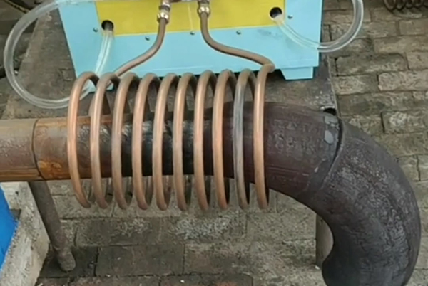 感應(yīng)加熱設(shè)備配合生產(chǎn)彎頭