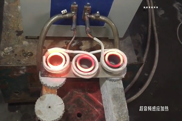 超音頻感應(yīng)加熱設(shè)備一次可以批量加熱多個工件
