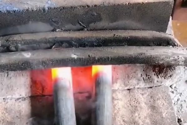 這就是感應(yīng)加熱的威力兩根鋼棒放到線圈一秒燒紅