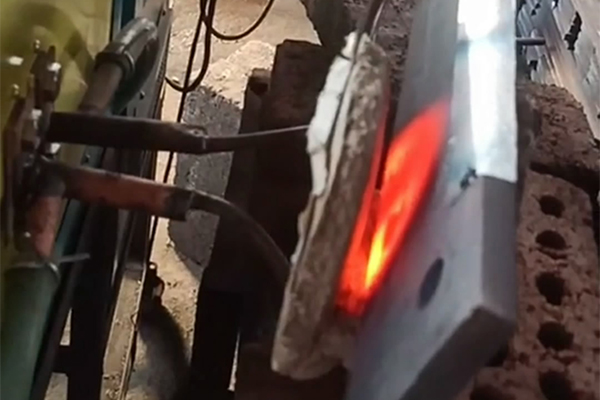 超音頻感應(yīng)加熱淬火設(shè)備-鋼板局部加熱淬火熱處理