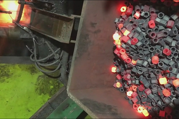 由鋼棒到螺母半成品生產過程,中頻鍛造爐在其中起到至關作用