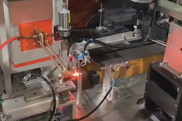 搭配機械手臂實現自動化操作的超高頻感應加熱設備