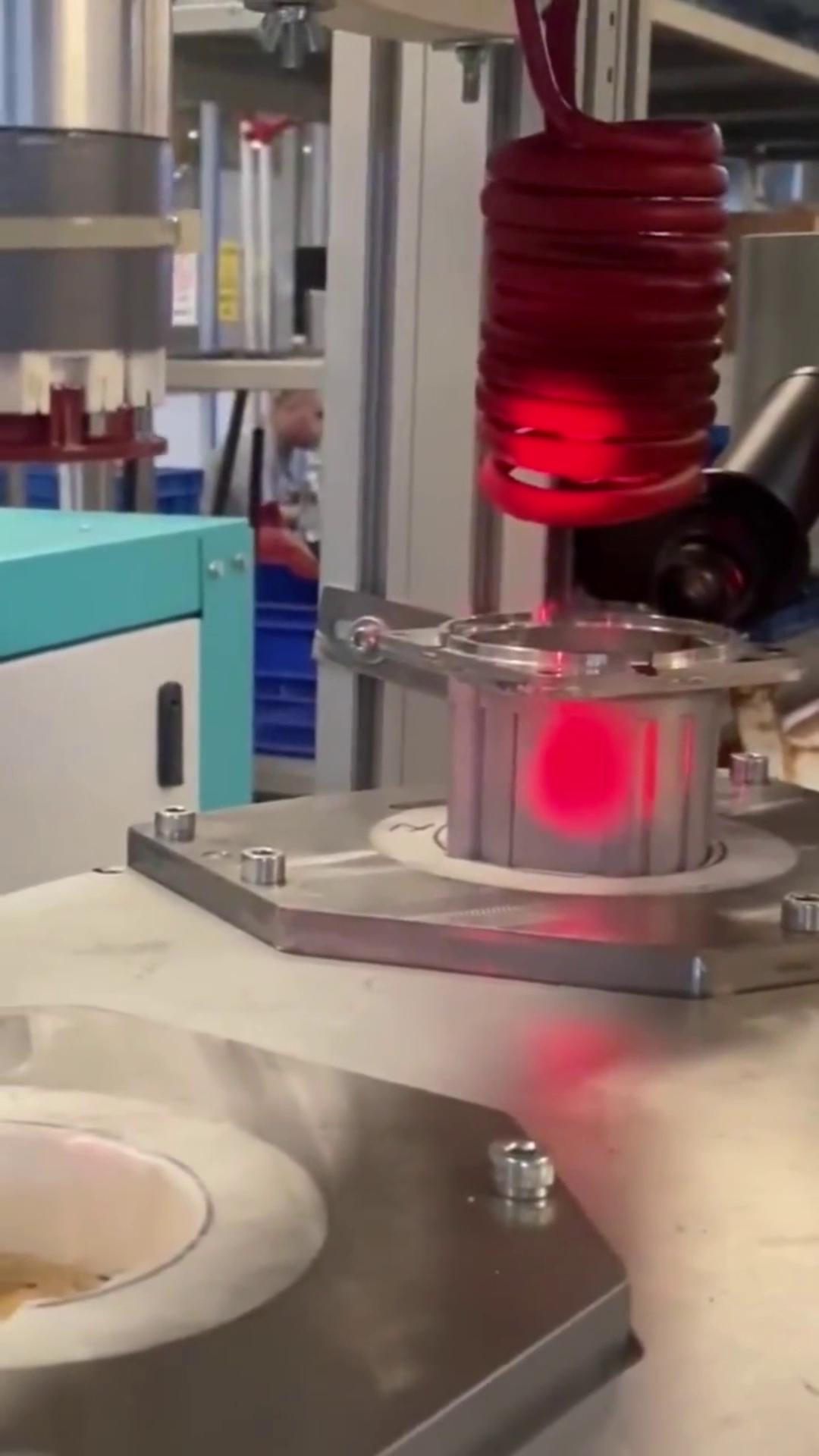 高頻加熱機配合自動化設備實現全自動對馬達電機定子轉子進行熱套熱裝配