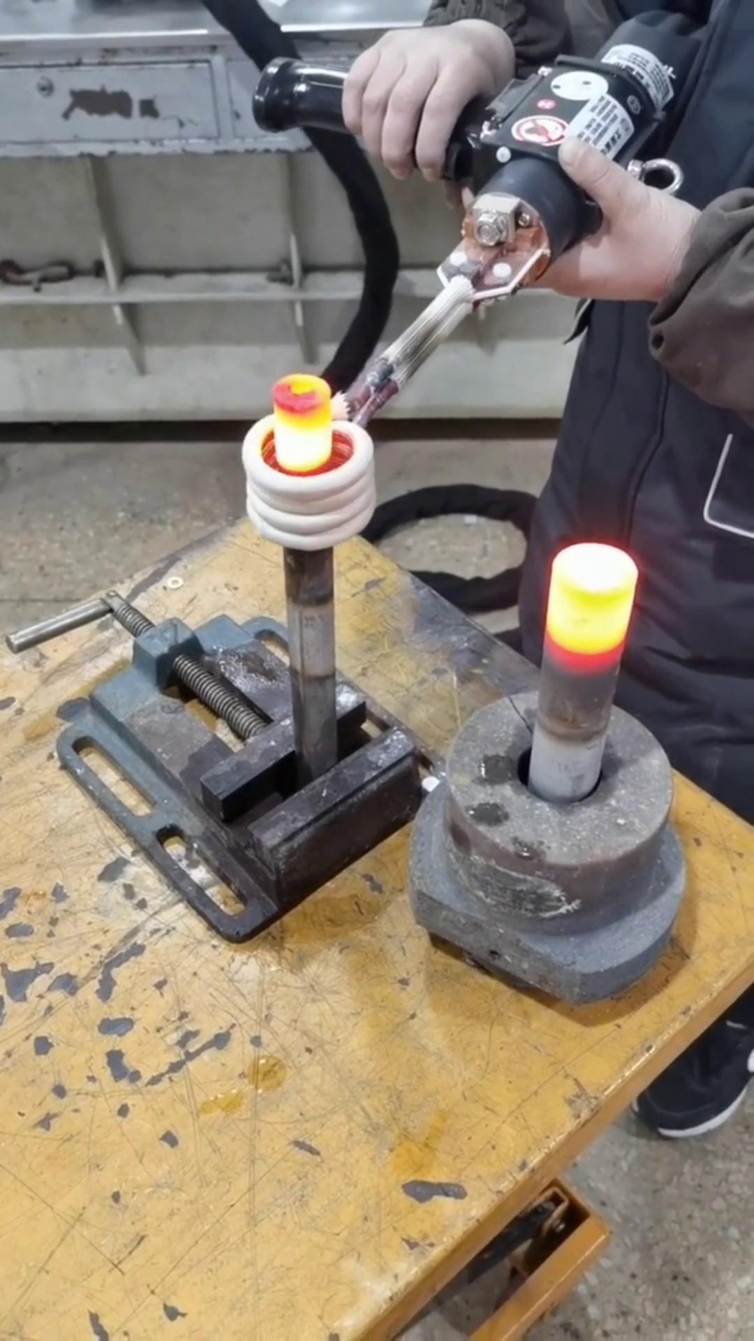 加熱金屬熱拆.熱裝.焊接。手拿操作,方便快捷這樣的設(shè)備您覺得怎么樣呢?手持式高頻機