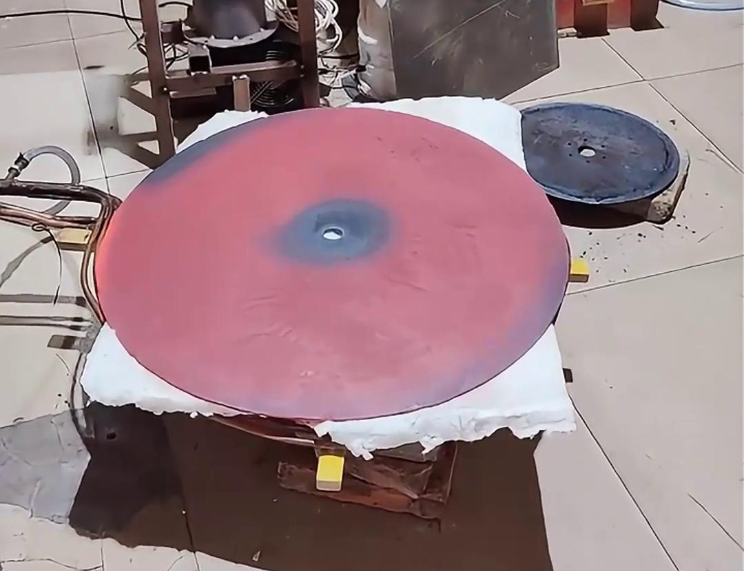 超音頻感應加熱設備在平板平面材料進行快速、均勻的加熱。