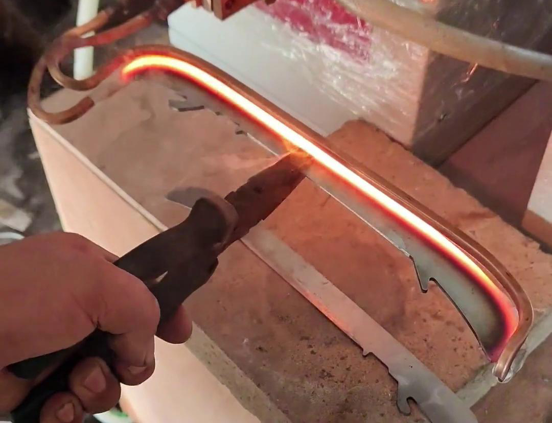 高頻淬火機用于各種鋼銼刀、磨刀棒、錘刀等刀具的熱處理