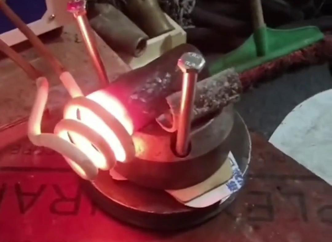 高頻感應(yīng)加熱設(shè)備加熱到1000度,鎢鋼自然掉落