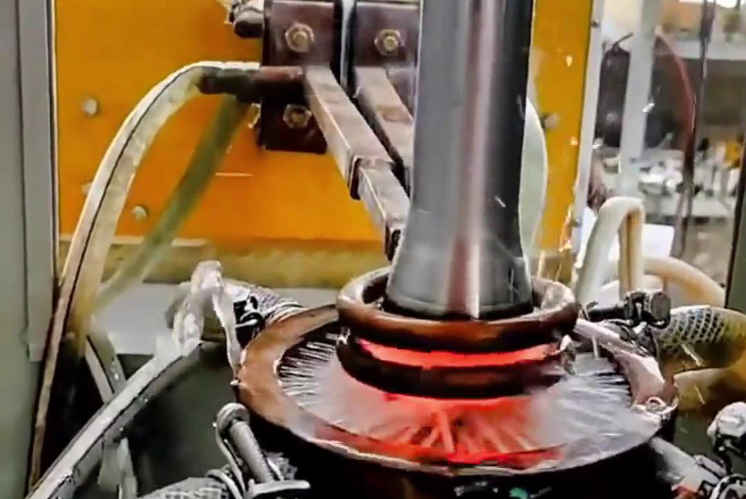 ?軸分段高頻淬火調試是一個相對復雜且技術性強的過程,涉及對淬火設備、淬火工藝參數以及材料特性的精確控制和調整