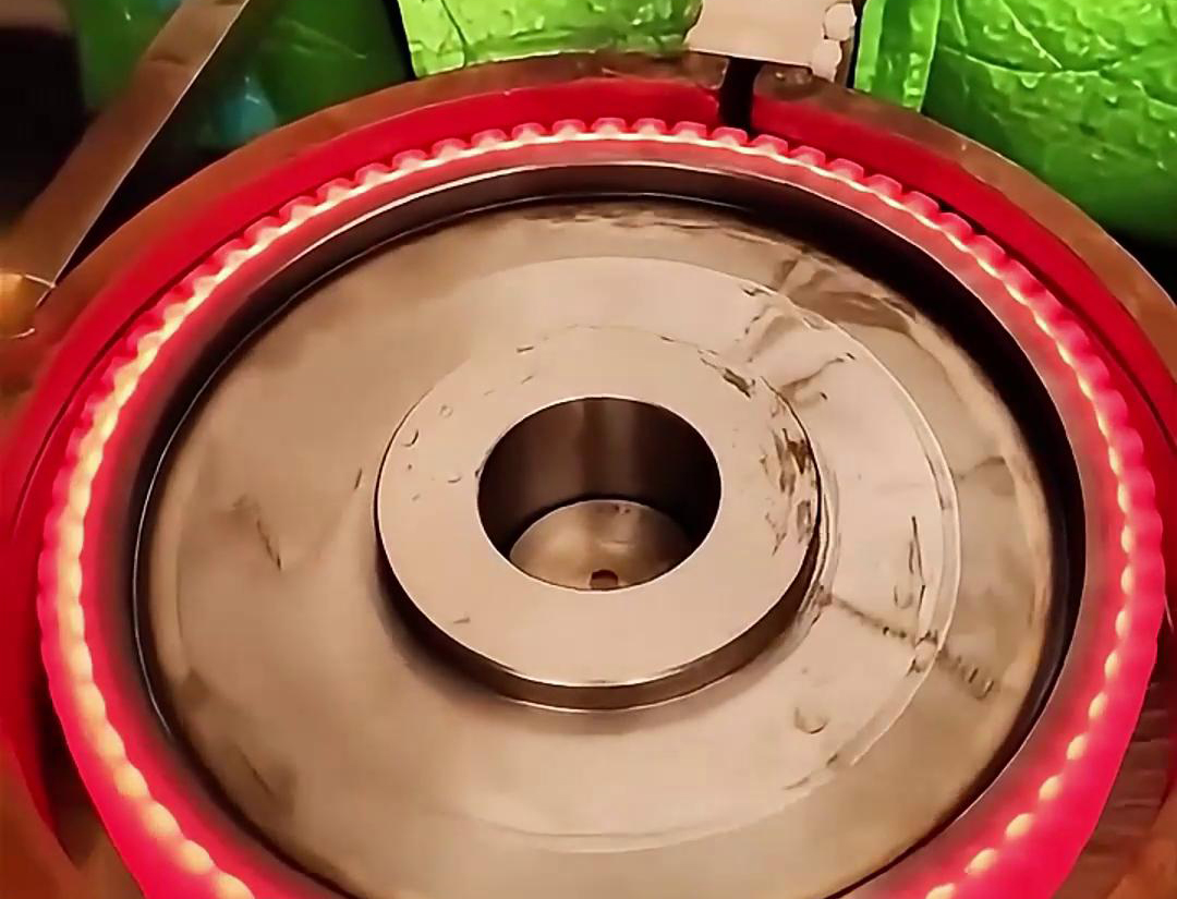 大型齒輪高頻淬火設備還可以根據具體需求進行定制,以滿足不同齒輪材料和淬火工藝的要求