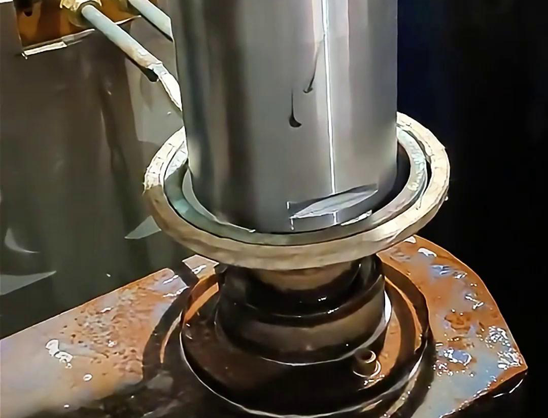 高頻淬火機床具有多個顯著的優點,淬火速度快,通常只需幾秒鐘即可完成淬火過程