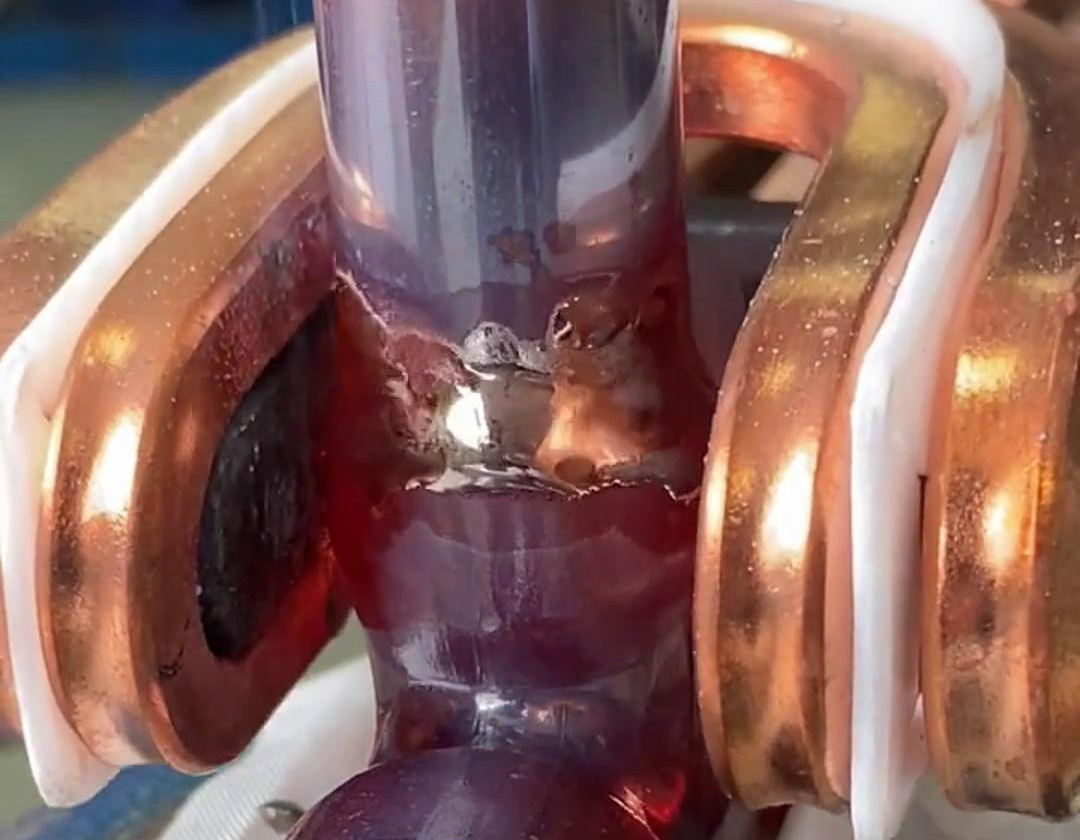 這就是手持式高頻焊機(jī)焊接銅管的效果，有了它，可以放棄大部分火焰焊接場(chǎng)合了