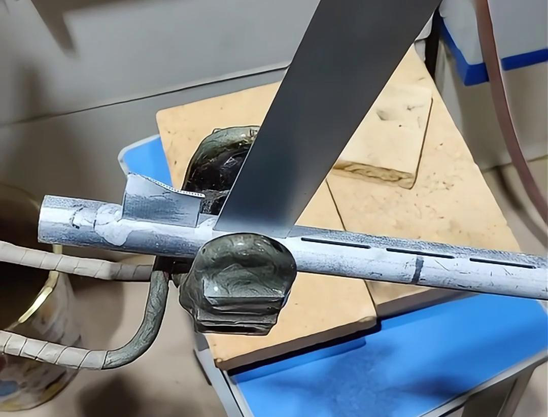 鋁材焊接，特別是在高頻鋁排焊接中，使用高頻焊接技術(shù)是一種高效且可靠的方法