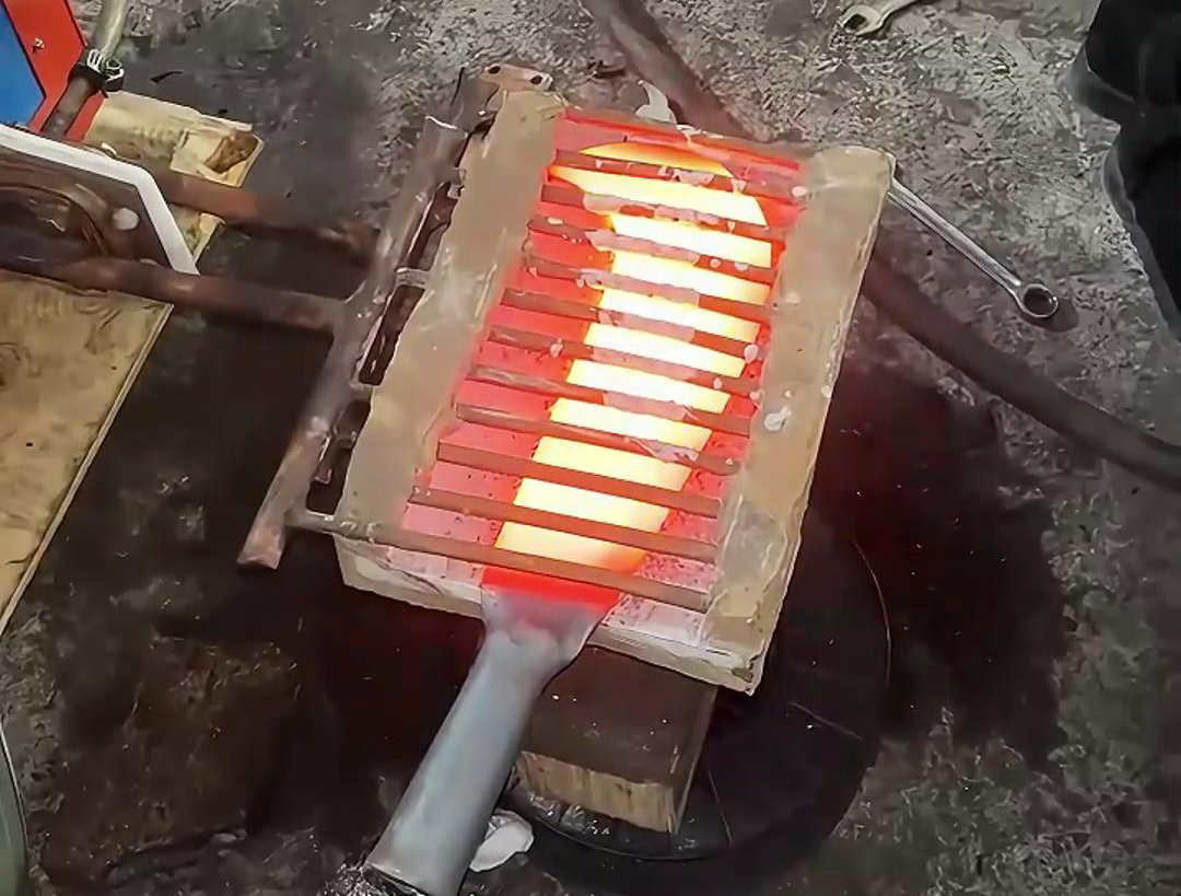 超高頻加熱機(jī)對鐮刀，也稱勾刀的刀具加熱