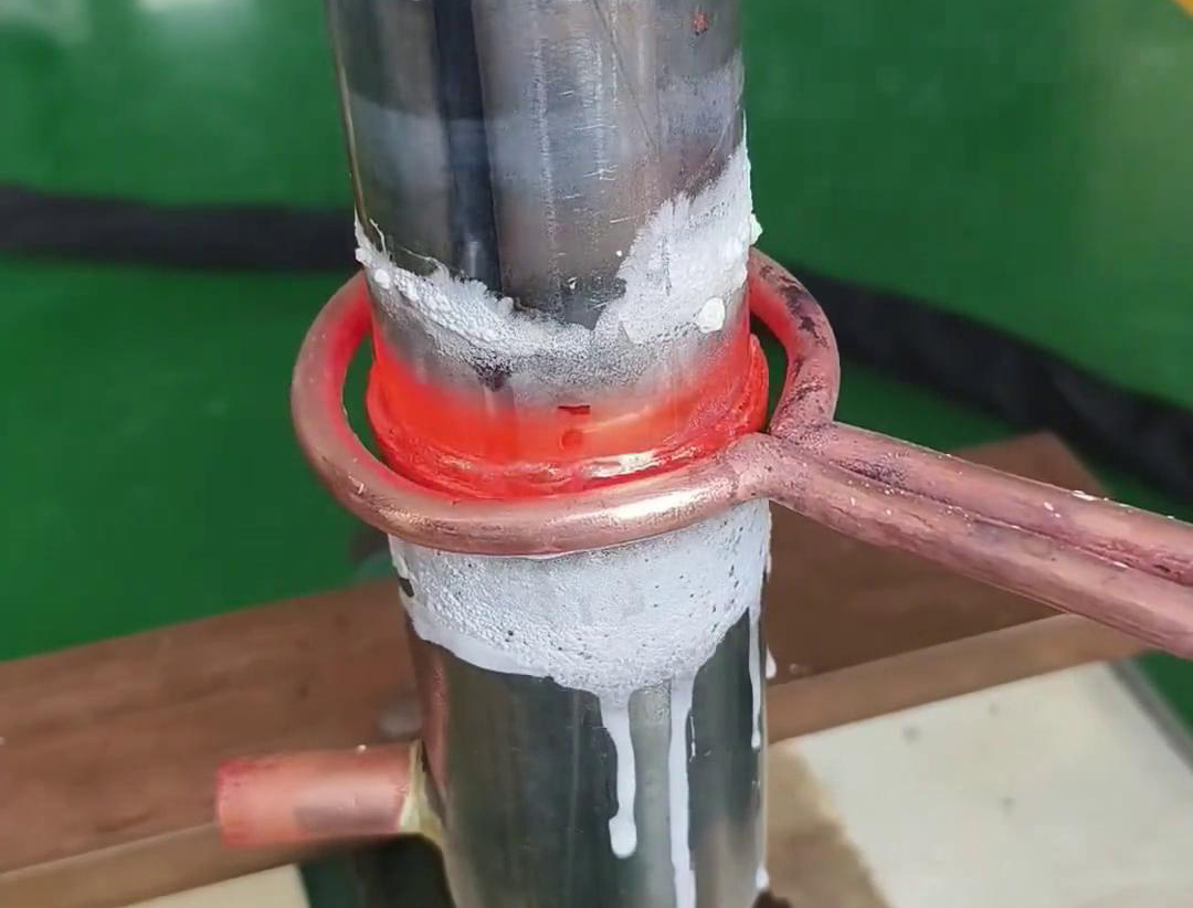 用手持式高頻焊接機(jī)去焊接不銹鋼管,它也是不銹鋼管焊接方法之一