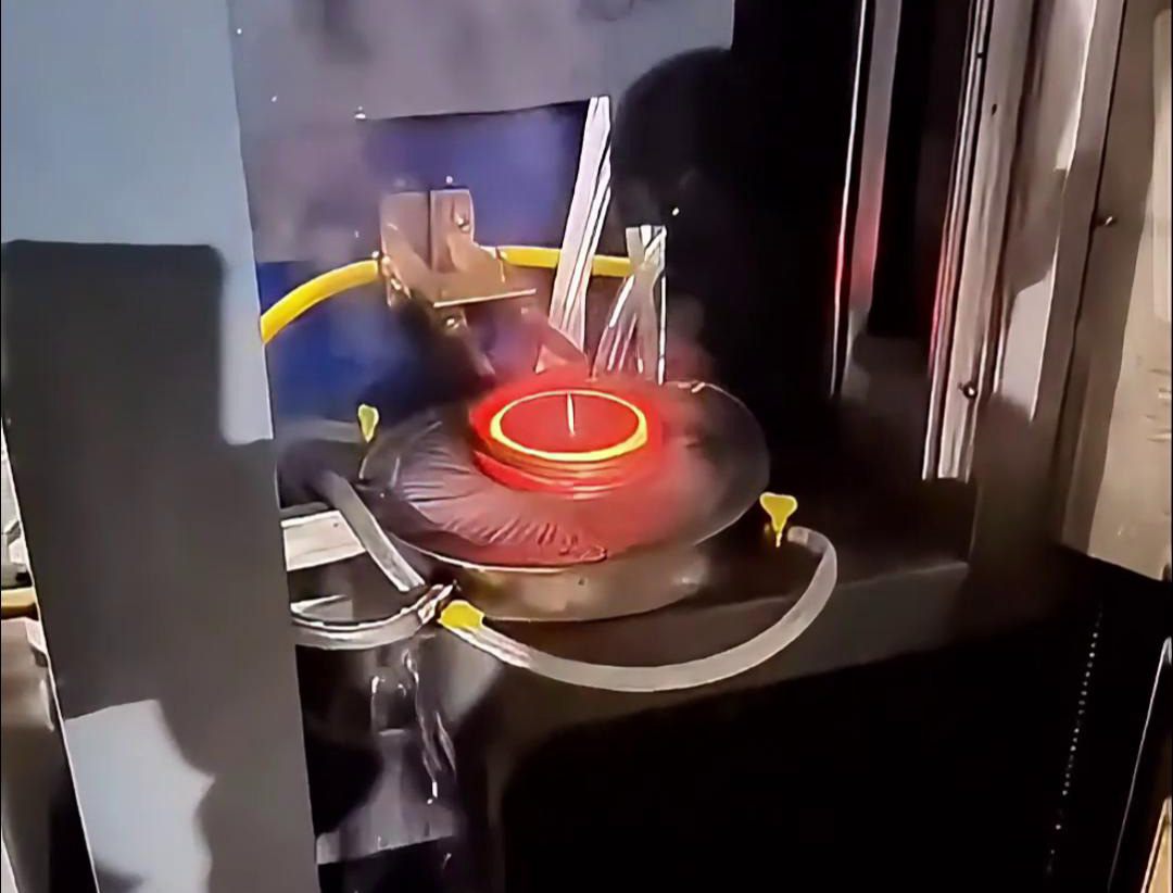 將齒輪放入高頻淬火機的感應器內，通過高頻感應加熱技術將齒輪表面加熱至淬火溫度