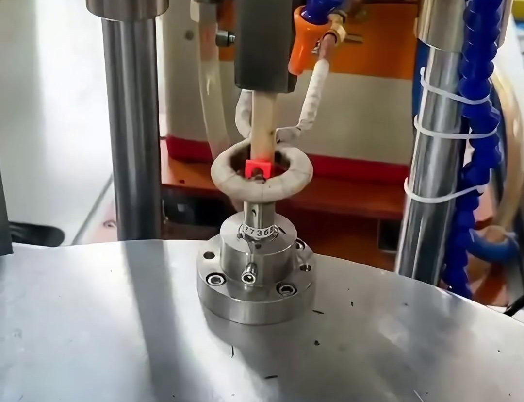 高頻焊接設備通常配備PLC的控制系統和傳感器,能夠實現自動化操作,減少人工干預