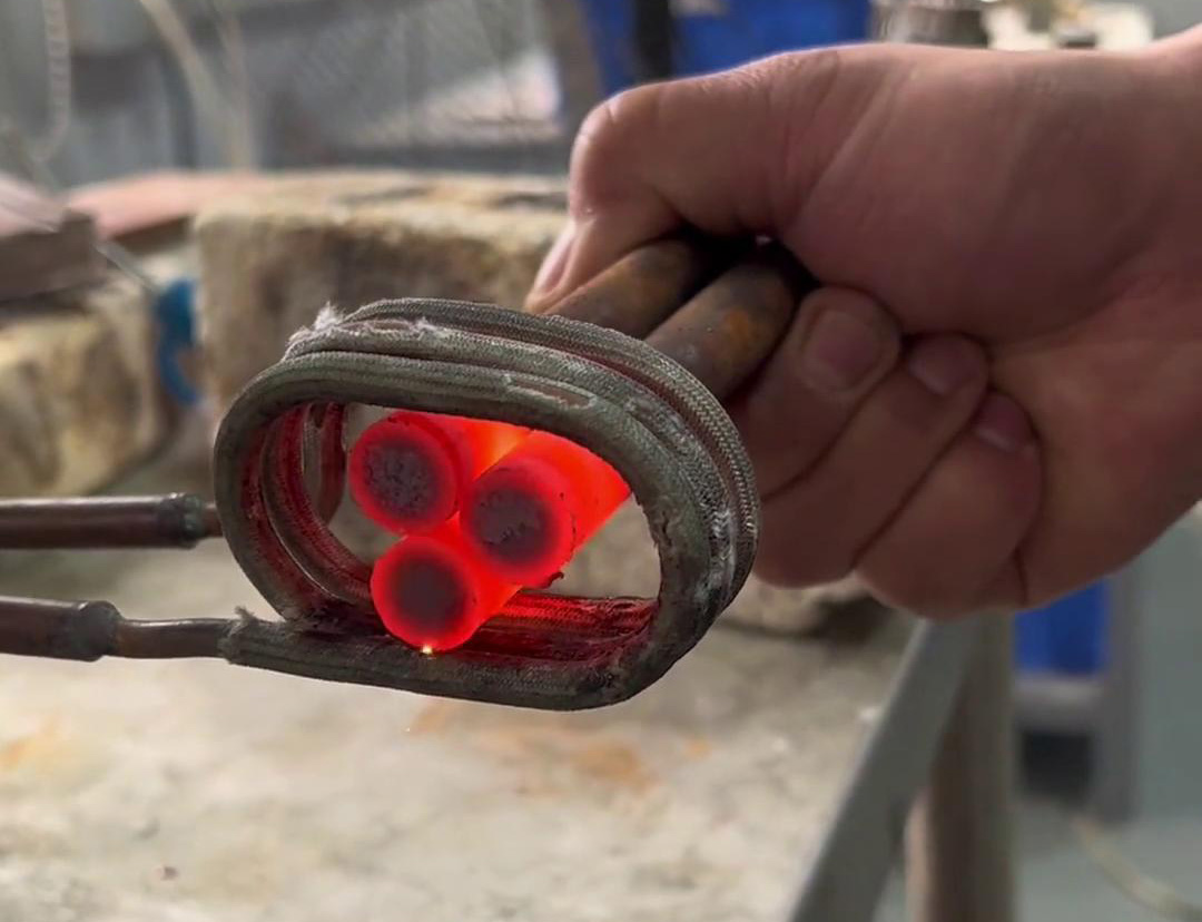 高頻感應加熱機,可以對一根棒料進行加熱,也可以對多根棒料同時加熱