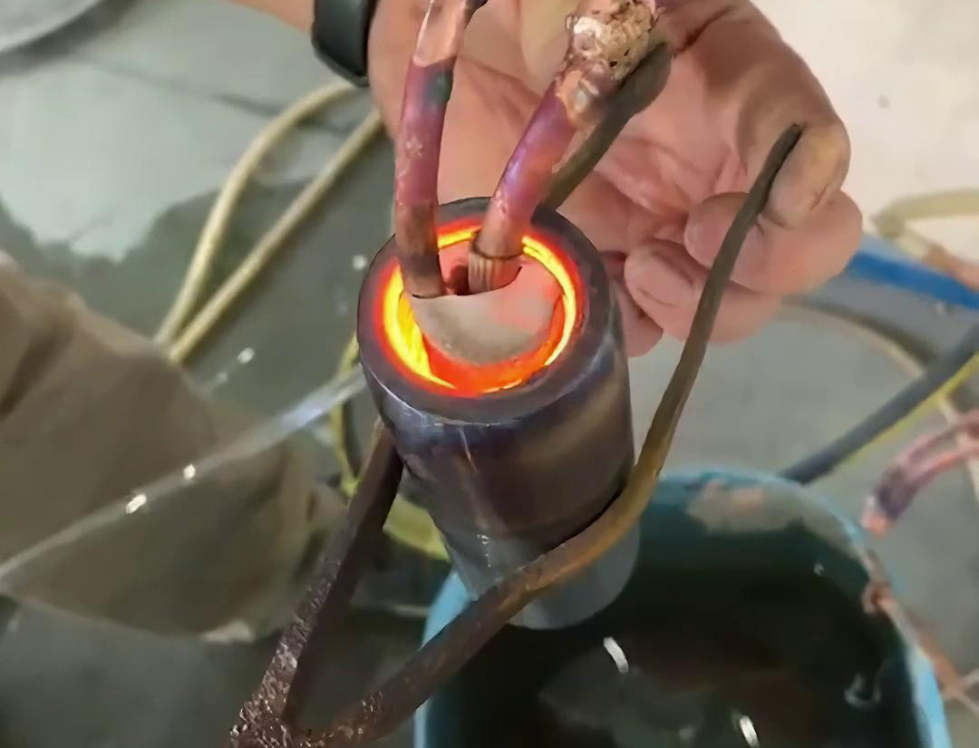 您要做內孔熱處理嗎?那么這臺高頻加熱機就是您想要找的設備