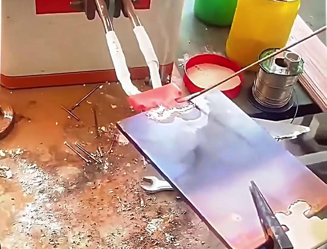 高頻焊接適應(yīng)銅板和一些非標(biāo)不規(guī)則的銅件焊接方面