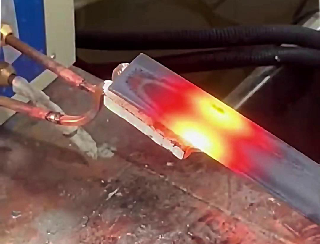 高頻加熱機憑借其獨特的技術特性，在鐵板平面加熱方面展現出了卓越的性能