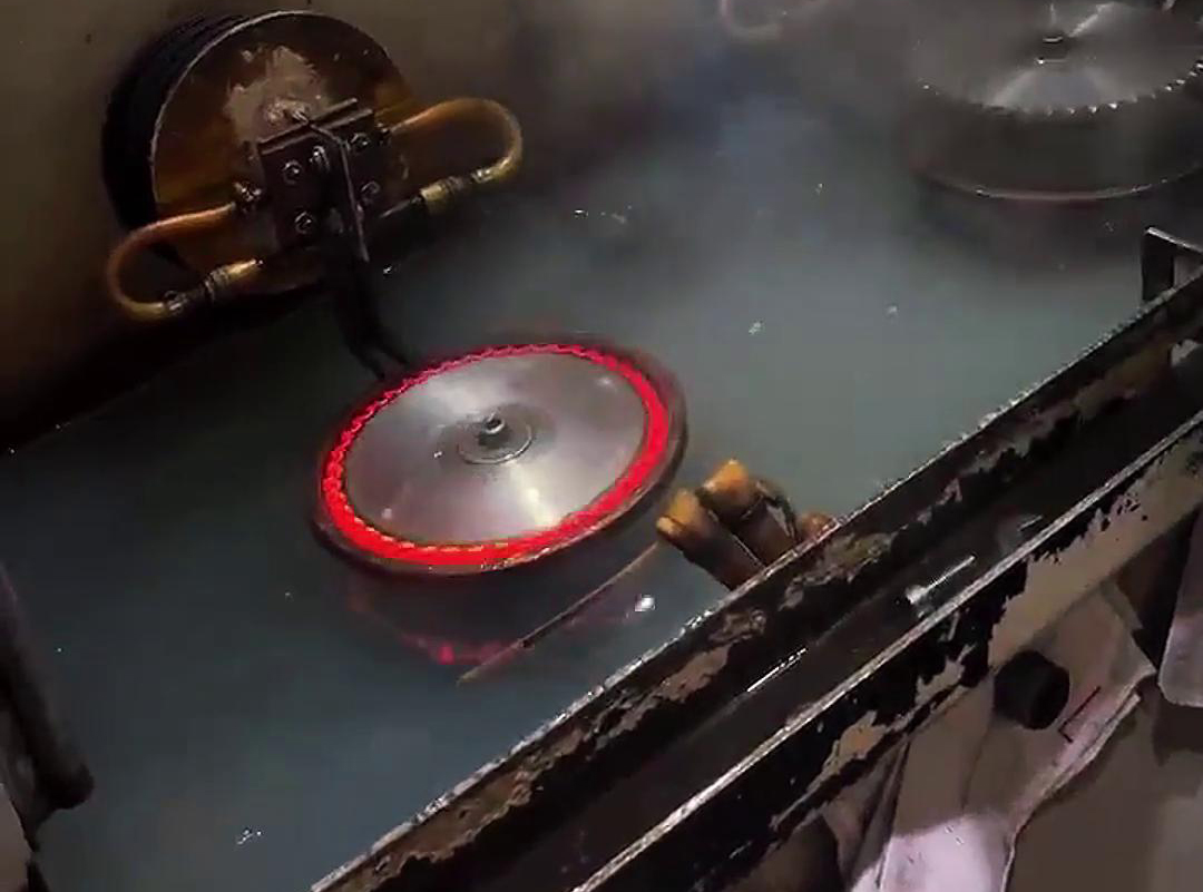 雙工位高頻淬火機床，它適用于各種鋸片、鏈輪、齒輪淬火熱處理