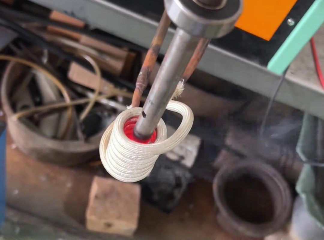 高頻加熱設(shè)備用在金屬加工、熱處理、焊接、熔煉等多個領(lǐng)域