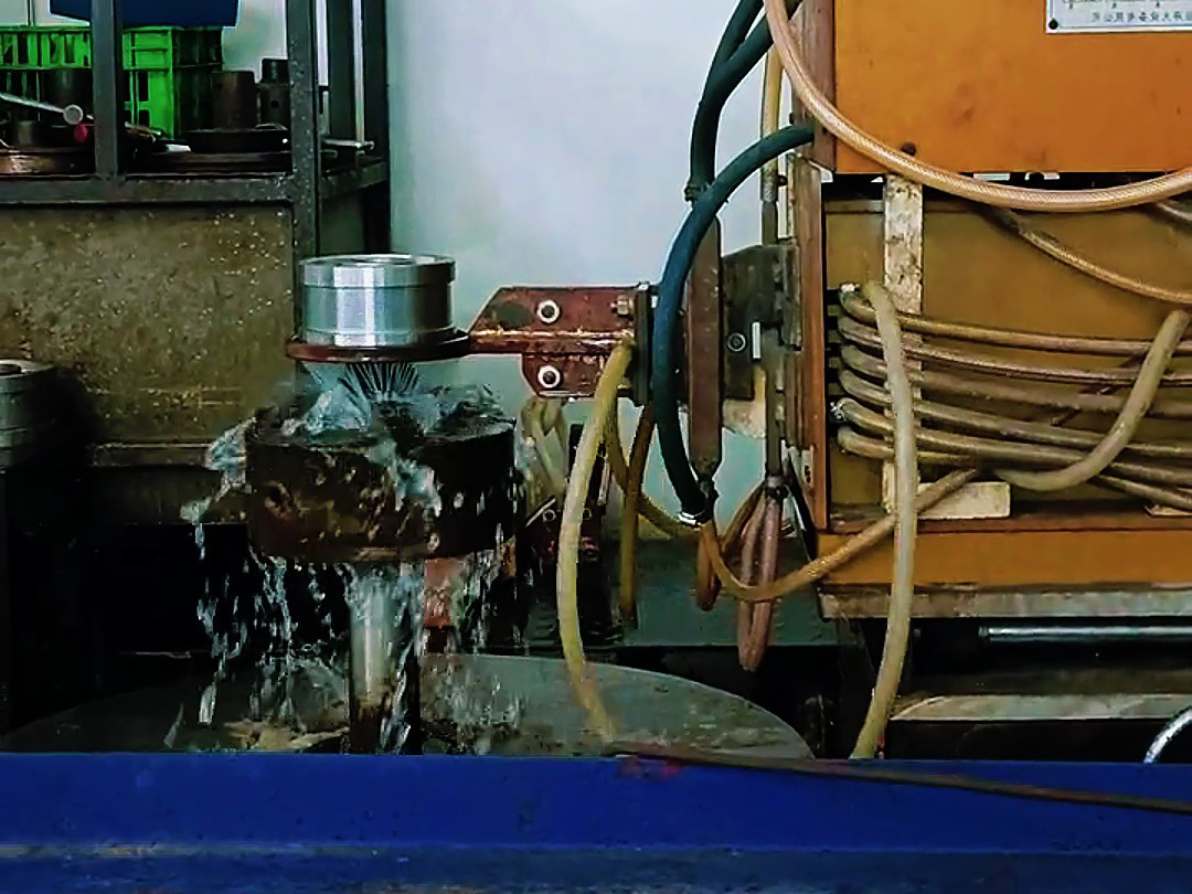 軸類淬火機床通過高頻感應(yīng)加熱技術(shù)，實現(xiàn)了軸類零件的高效、精準(zhǔn)淬火處理