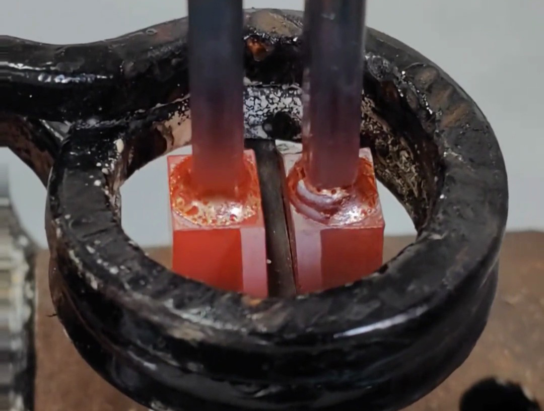 手持式高頻銅管焊接機(jī)是一種專門設(shè)計用于銅管連接的高效工具