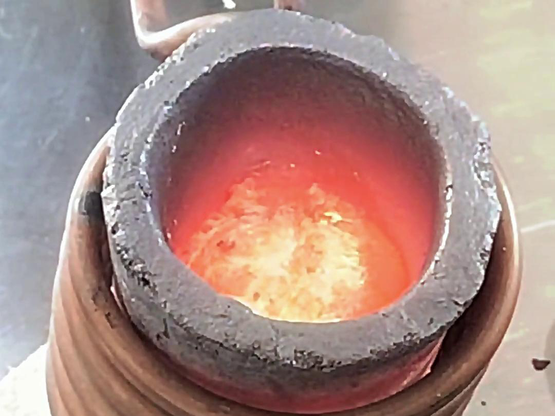 1公斤高頻熔煉爐在廢鋁熔煉打樣中具有高效、精準、靈活等優勢