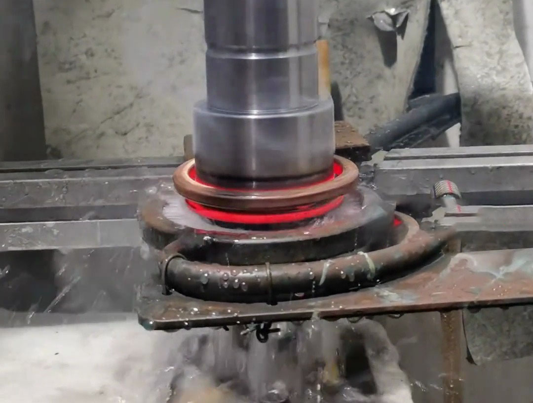 高頻淬火機床自動化操作減少了人工干預，提高了生產效率和一致性