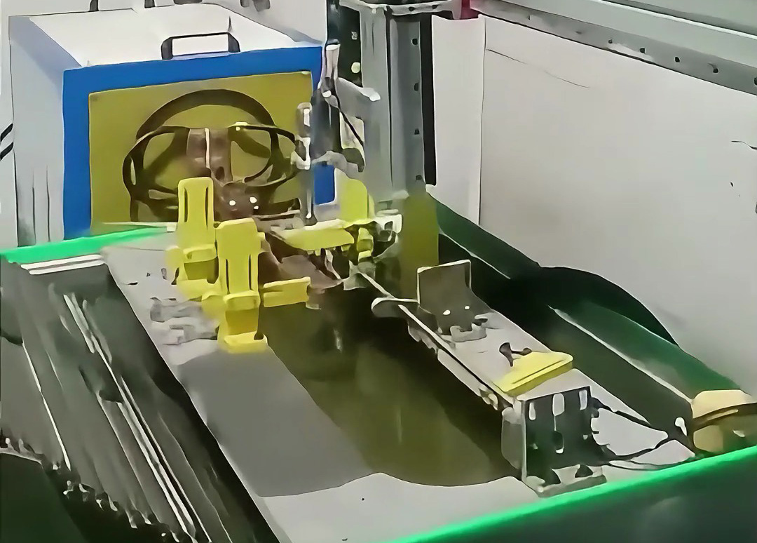 油鋸鋸板配合機械手自動化高頻淬火現場，一臺機器頂三個工人