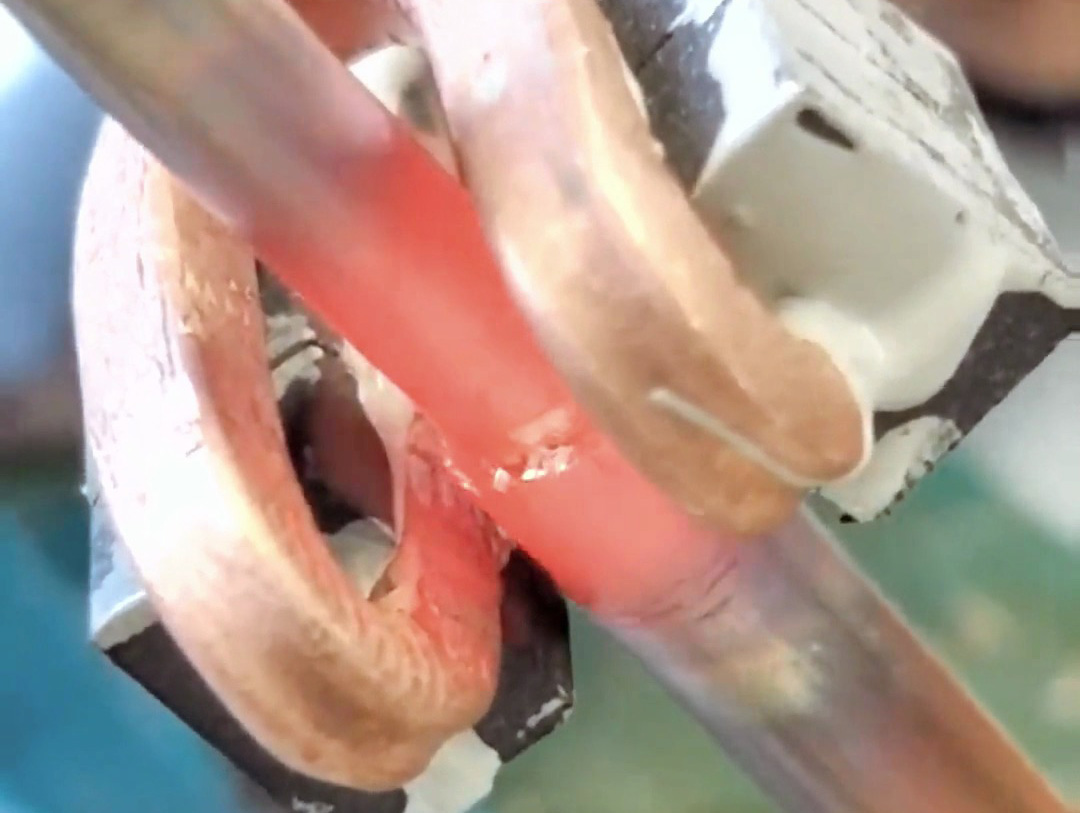 使用手持式高頻機焊接銅管的優勢，一臺機器頂三個工人