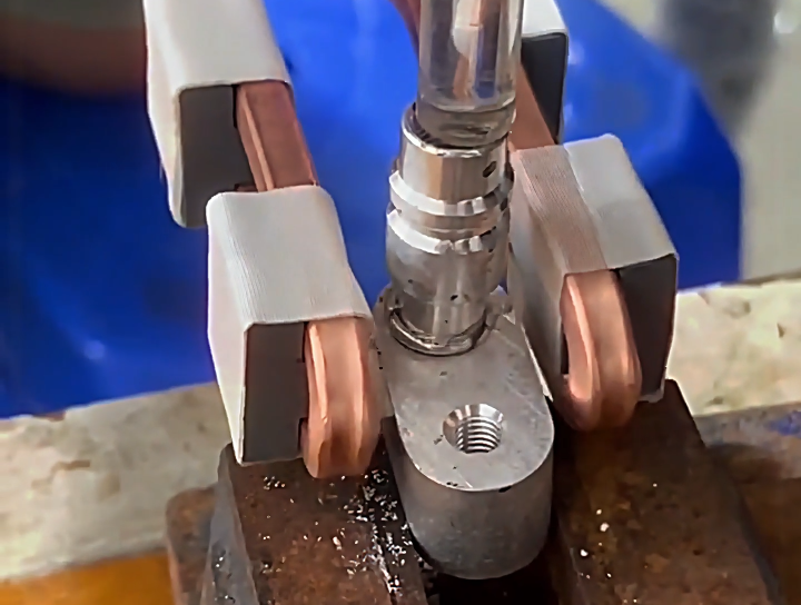 手持式高頻焊接機進行鋁型管焊接，工作人員無需復雜的操作培訓即可快速上手