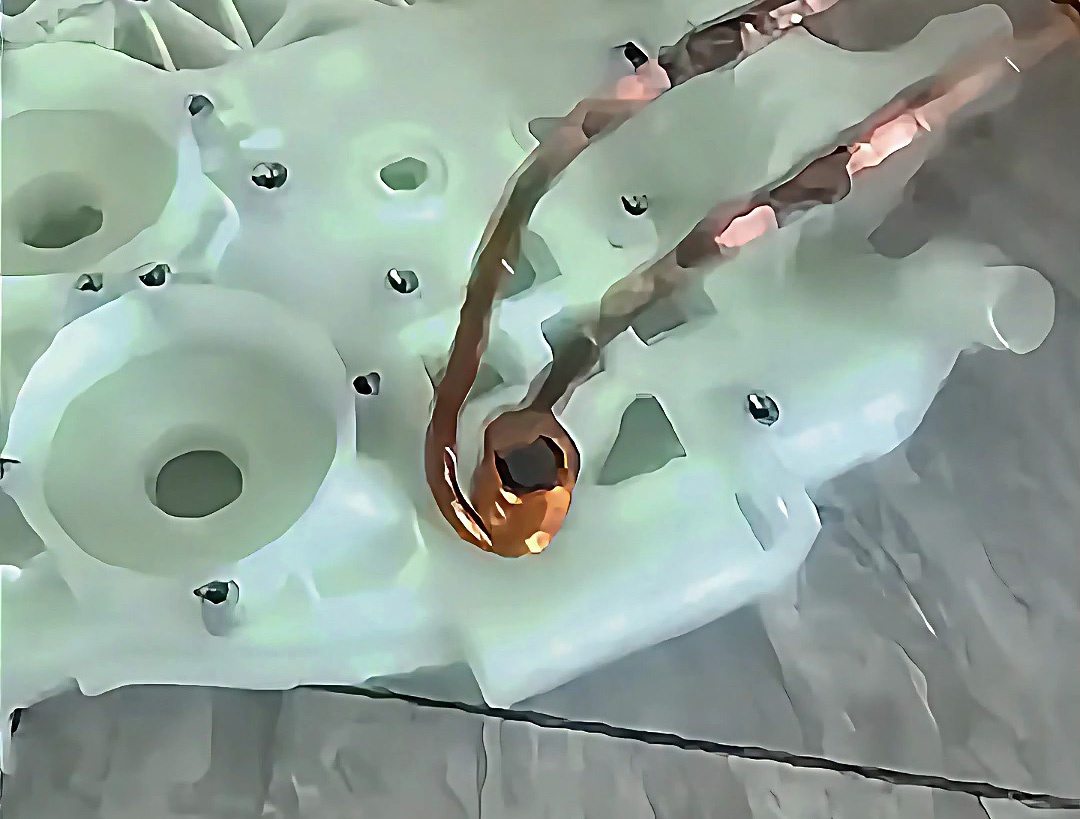 傳統(tǒng)熱裝工藝OUT,手持式高頻加熱機如何讓金屬與塑料模具不變形