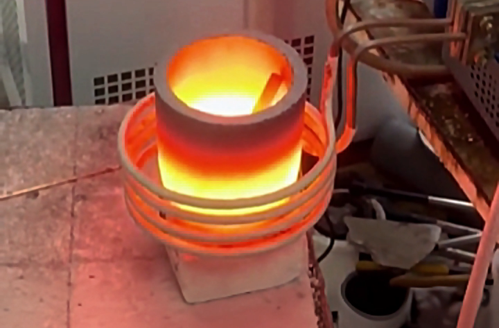 小型高頻感應熔煉爐可以到8分鐘熔煉一爐黃銅