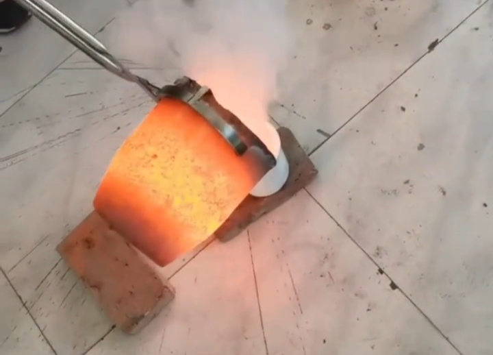 粉絲提供的銻金屬粉末怎么煉?看中頻熔煉爐如何滿足工藝指標!