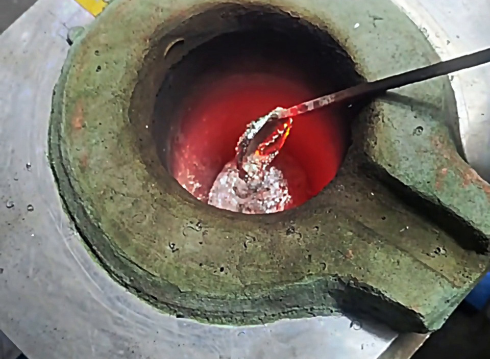 手動自動雙模式!這款錫渣中頻熔煉爐太靈活了