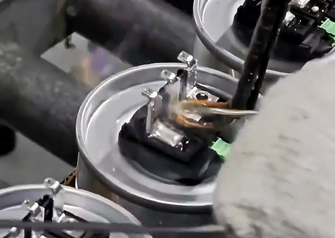 無虛焊、不連錫！焊錫填充的完美操作，這就是手持式高頻焊機